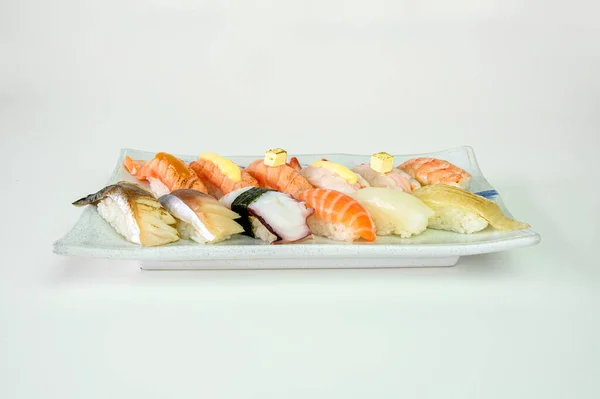 Sushi giapponese nigiri di salmone, gamberetti, Saba, Tako, calamari, Enga — Foto Stock