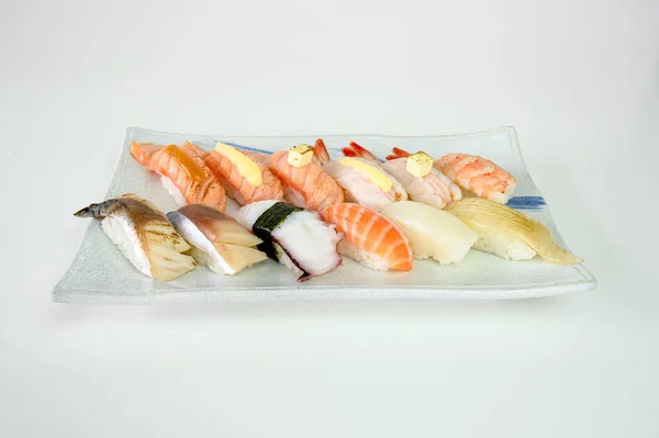 Sushi giapponese nigiri di salmone, gamberetti, Saba, Tako, calamari, Enga — Foto Stock