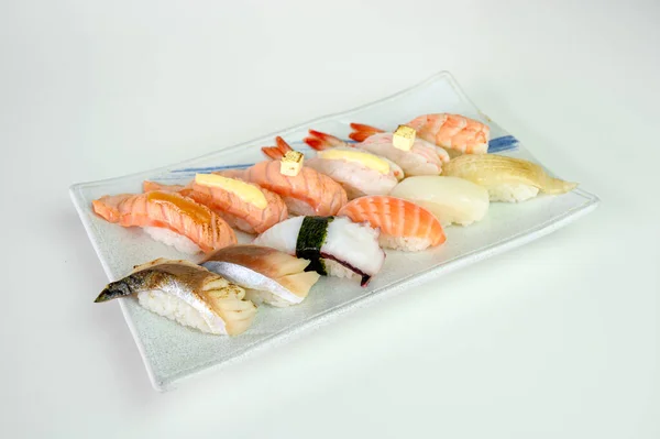 サケ、エビ、サバ、タコ、イカ、エンガの日本の寿司握り — ストック写真