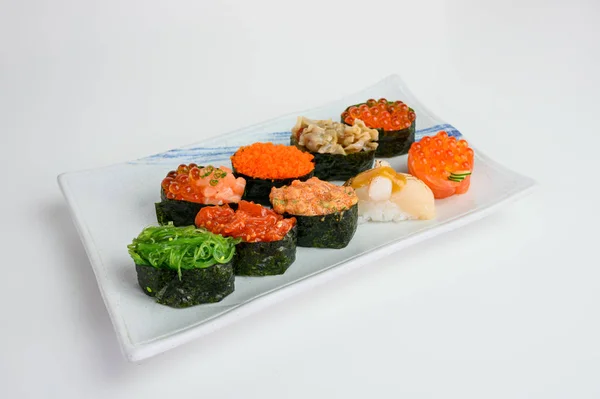 Sushi japonês de rolo de algas com Ikura, Ebiko, Hotate, Wakame — Fotografia de Stock