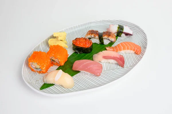 Sushi nigiri japonais ensemble de la nourriture traditionnelle sur assiette blanche — Photo