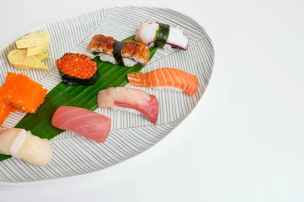 白い皿に伝統的な食べ物の日本のにぎり寿司セット — ストック写真