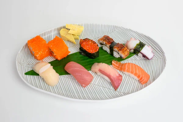 Set giapponese di sushi nigiri di cibo tradizionale su piatto bianco — Foto Stock