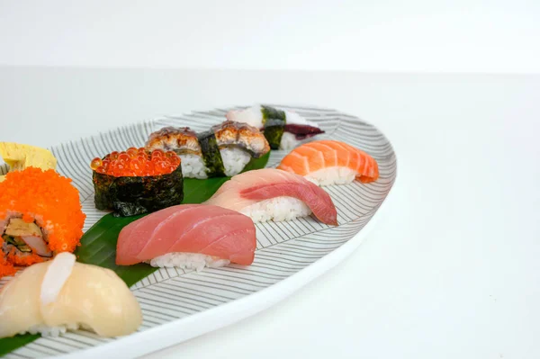 화이트 플레이트에 전통 음식의 일본 니기리 초밥 세트 — 스톡 사진