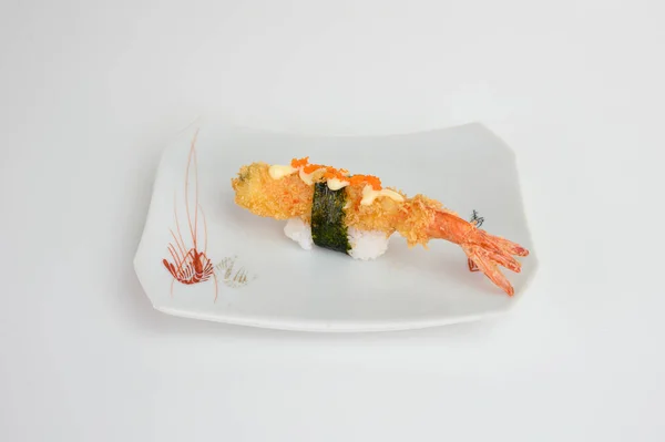 Deep fried shrimp tempura sushi nigiri with breadcrumbs and seaw — ストック写真