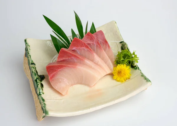 Affettato sashimi crudo di Hamachi sul piatto — Foto Stock