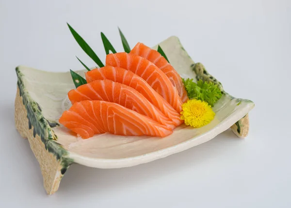 Sashimi di salmone crudo affettato sul piatto — Foto Stock