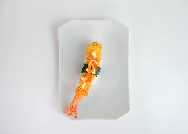 Creveți prăjiți adânc tempura sushi nigiri cu pesmet și mare — Fotografie, imagine de stoc