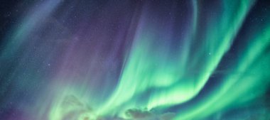 Kuzey ışıkları, gece gökyüzünde yıldızlı Aurora Borealis.