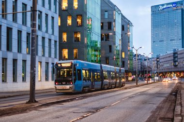 Oslo Cit 'te akşam saatlerinde ofis binalarında trafik vardı.