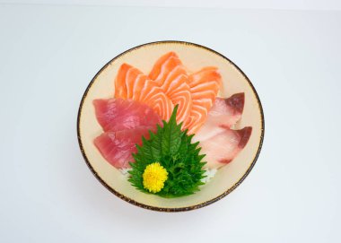 Donburi dilimlenmiş çiğ somon, hamachi, maguro ve Japon riği.