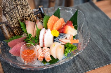 Çeşitli Japon taze sashimi balığı ve deniz ürünleri.