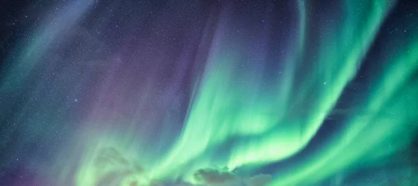 Kuzey ışıkları, gece gökyüzünde yıldızlı Aurora Borealis.