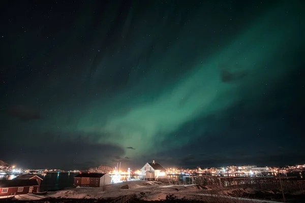 Aurora boreal sobre el pueblo escandinavo en co —  Fotos de Stock