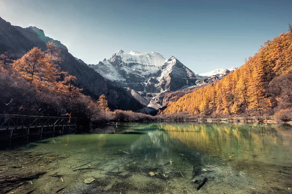 Monte santo Xiannairi reflexão sobre lago esmeralda no outono pinho f — Fotografia de Stock