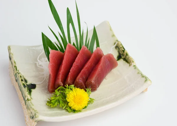 Sashimi tranché Maguro ou thon sur assiette — Photo