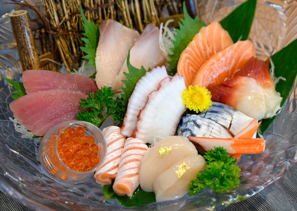 Vari giapponese pesce fresco sashimi e frutti di mare set — Foto Stock