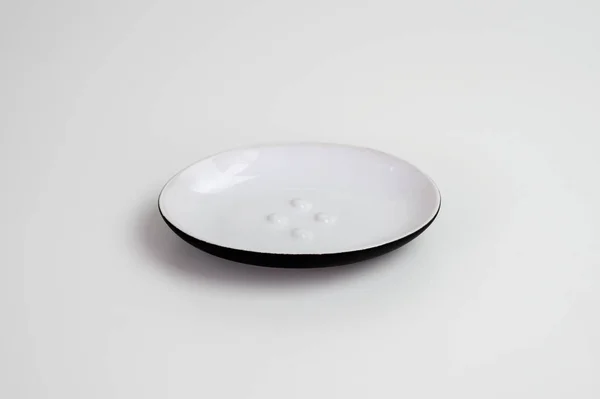 Yuvarlak siyah beyaz tabak — Stok fotoğraf
