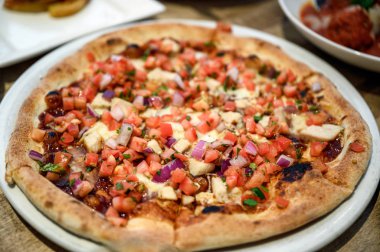 Pizzalı tavuk peynirli sebze. 