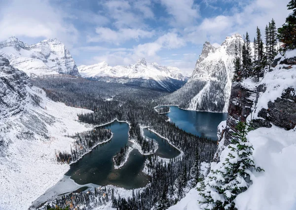 Altopiano di Opabin con rocce canadesi e lago in forte bufera di neve — Foto Stock