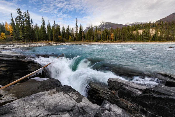 Athabasca Falls rápidos que fluyen al atardecer en Icefields Parkway en —  Fotos de Stock