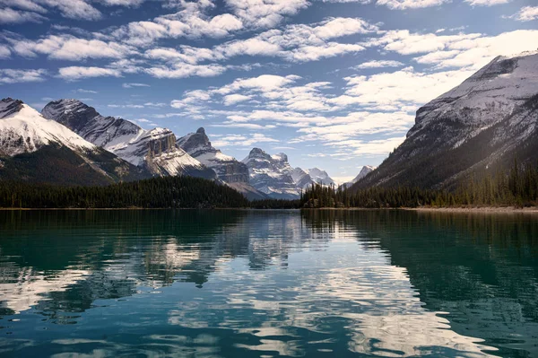 Rocce canadesi con riflesso del cielo blu sul lago Maligne a Jas — Foto Stock