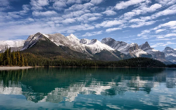 Kanadische Rockies mit blauem Himmel spiegeln sich auf dem malignen See in Jas — Stockfoto