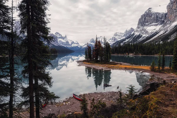 Réflexion de roches canadiennes sur le lac Maligne dans l "île Spirit à — Photo