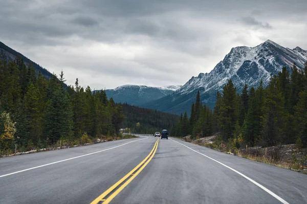 Road trip met Rocky Mountains in de herfst bos op somber bij Ban — Stockfoto