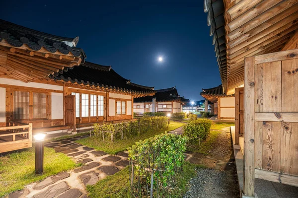 Architettura tradizionale illuminazione casa in legno con cielo blu — Foto Stock