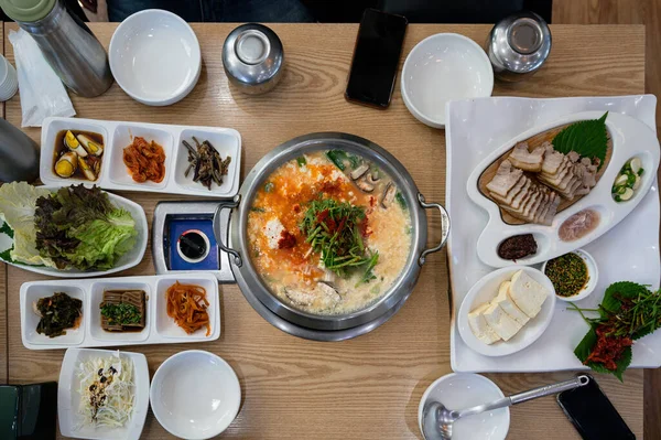 Tofu baharatlı çorba. Sebze, turşu ve çırılçıplak.