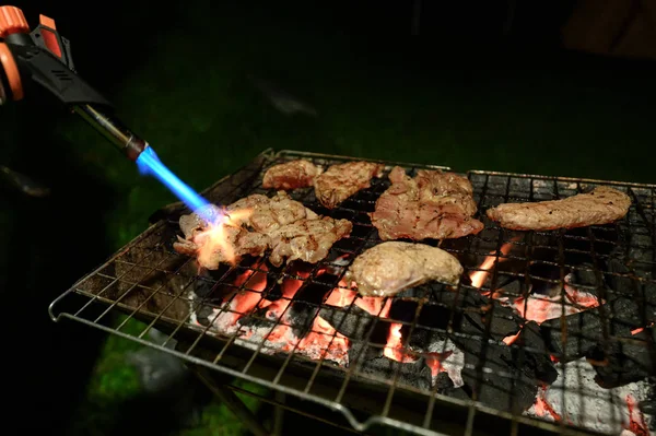 Carne di maiale in fiamme con gas in scatola sulla griglia a carbone — Foto Stock