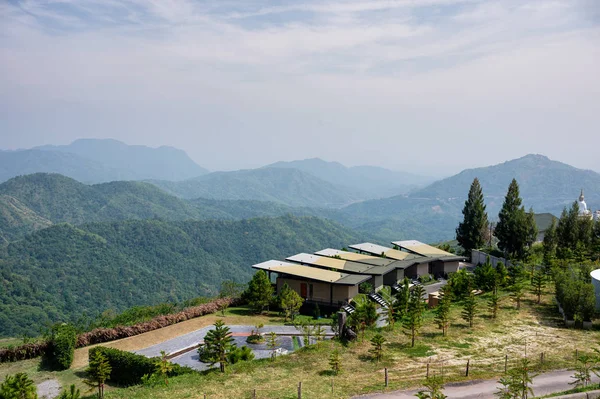 Landschap van Iconisch resort met standbeeld Boeddha op heuvel in Wat Pha S — Stockfoto