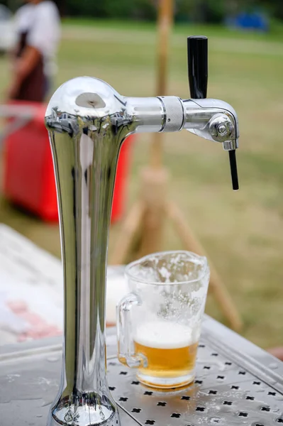 Draft beer in mug on handle tap machine — Stock Photo, Image