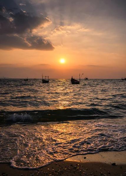 Bateau de pêche flottant sur la plage tropicale au coucher du soleil — Photo