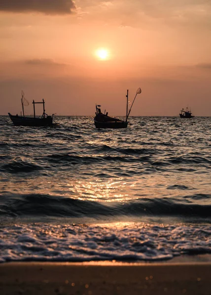 Bateau de pêche flottant sur la plage tropicale au coucher du soleil — Photo