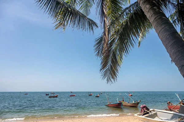 Tropické moře s kokosovými stromy a rybářskou lodí — Stock fotografie