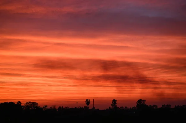 Langit senja berwarna dan awan saat matahari terbenam — Stok Foto