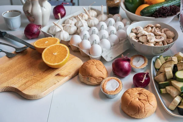 Ingrédients alimentaires avec fruits, légumes, pain et ustensiles de cuisine — Photo