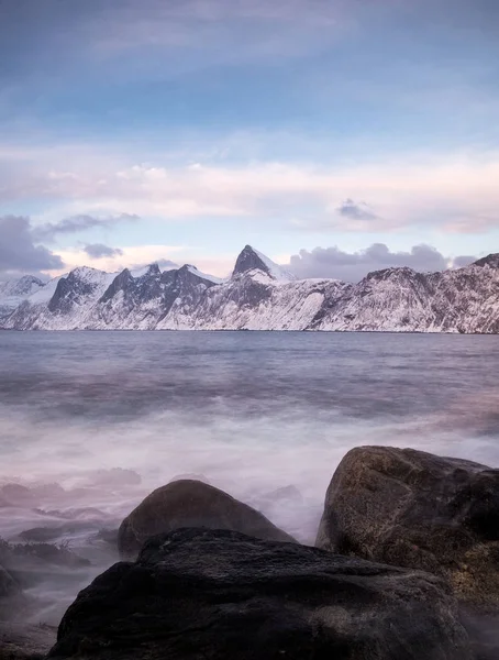 Paisaje marino Montaña Segla en la costa en invierno en la isla de Senja —  Fotos de Stock