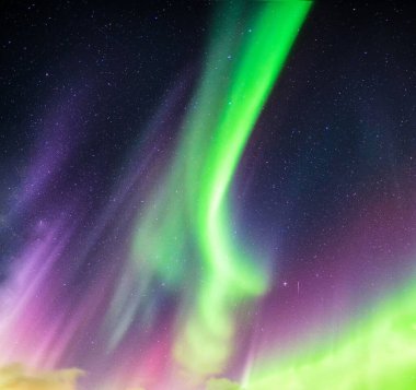 Aurora Borealis ya da Kuzey ışıkları yeşil ve mor renkli 