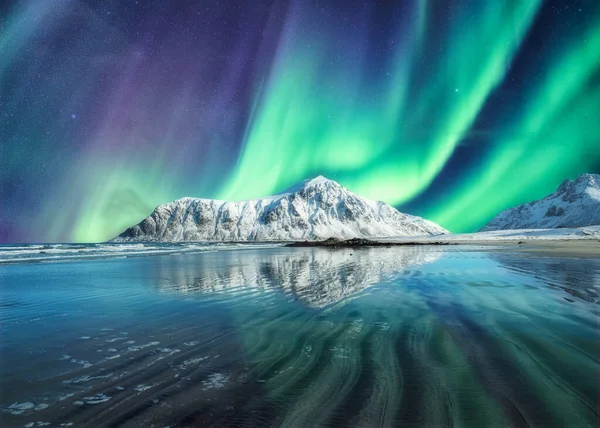 Aurora Borealis, Kuzey Işıkları Skag 'daki karlı dağın tepesinde