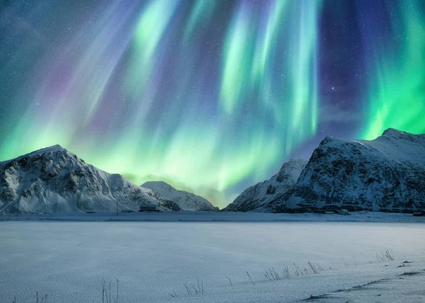 Aurora Borealis, aurora boreale Sopra sulla montagna innevata in Skag — Foto Stock