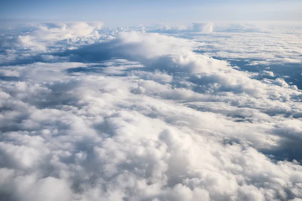 Puszyste białe chmury na niebie — Zdjęcie stockowe