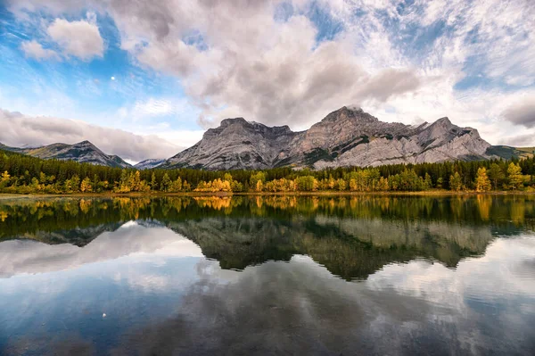 Rockies canadienses con la reflexión de la luna en el estanque de cuña en el m — Foto de Stock