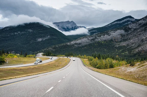 Scenic road trip met rotsachtige berg in het herfstbos bij Banff n — Stockfoto