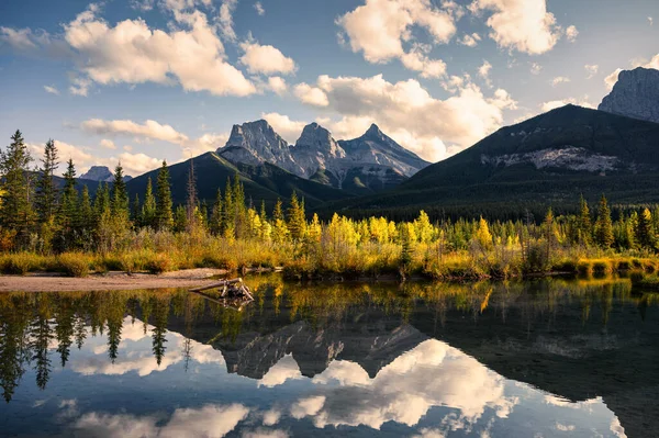 Scenery of Three Sisters Mountain with autumn forest reflection — Stock Photo, Image