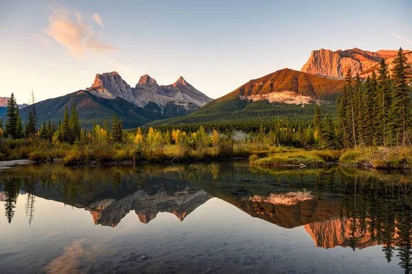 Landschaft der drei Schwestern Berge Reflexion über Teich bei Sonnenaufgang — Stockfoto