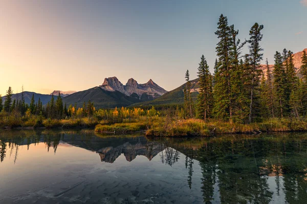 Paisaje de tres hermanas de la montaña de reflexión en el estanque al amanecer — Foto de Stock
