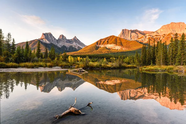 Paisaje de tres hermanas de la montaña de reflexión en el estanque al amanecer — Foto de Stock